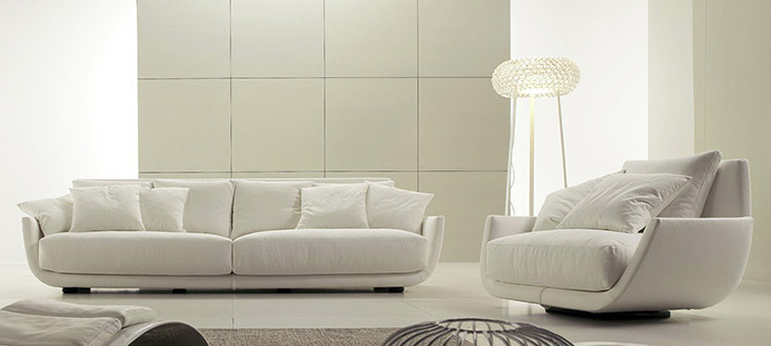 Divano design Venezia con basamento in legno colore a scelta