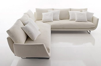 Divano angolare design Venezia con basamento in acciaio